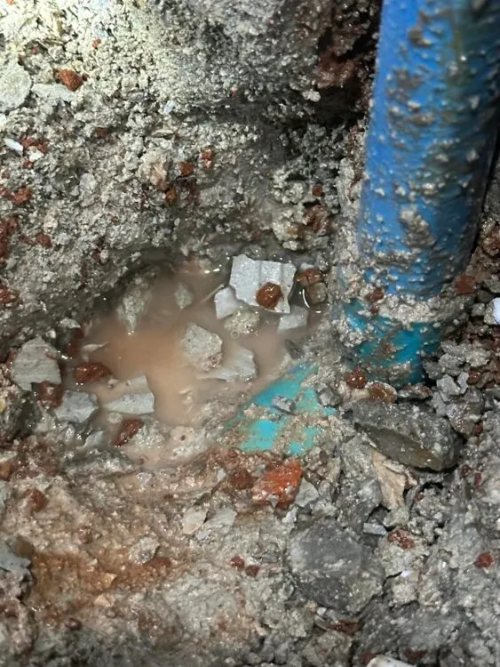 ซ่อมท่อประปารั่วในผนัง ลูกค้าสำราญราษฎร์เรียบร้อยครับผม